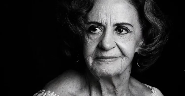 Maringá 98 FM — A atriz Laura Cardoso, famosa por sua trajetória na dramaturgia brasileira, morreu aos 98 anos nesta terça-feira (18) de causas naturais. A informação foi confirmada no perfil oficial da artista. A página é administrada pelo bisneto da atriz, Fernando Faria. Laurinda de Jesus Cardoso deixou duas filhas, Fernanda e Fátima, e três netos. O velório da atriz será nesta terça-feira (18), a partir das 8h, no Funeral Home, em São Paulo. Mesmo estando longe das telonas, Laura tinha contrato vitalício com a TV Globo e participou da gravação da vinheta de fim de ano da emissora em 2025, quando reencontrou amigos como [&hellip;]