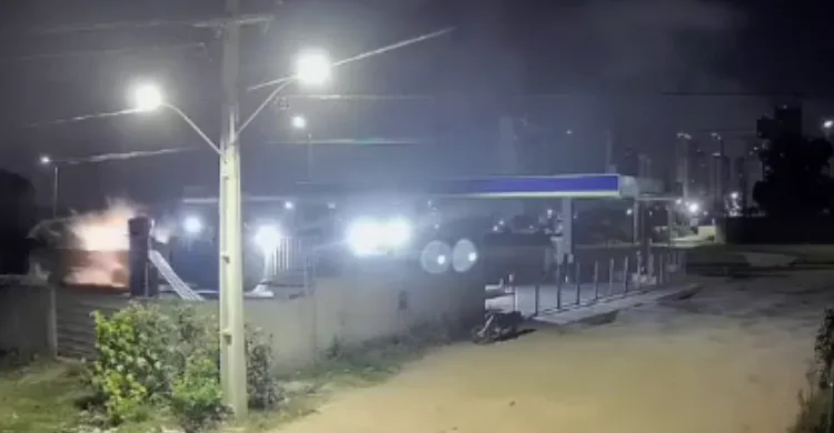 Maringá 98 FM — Um grupo criminoso explodiu um posto de combustível por volta das 3h40 da madrugada desta segunda-feira (24), trocou tiros com a Polícia Militar e roubou cerca de R$40 mil. O estabelecimento fica entre os bairros dos Bancários e do Altiplano, em João Pessoa. Segundo informações, uma estrutura de alvenaria, onde ficava o cofre do empreendimento, foi destruída. De acordo com moradores da Zona Sul da cidade, eles ouviram barulhos das explosões e acionaram a PM. Conforme a corporação, chegando no local, os agentes encontraram duas duplas em motocicletas. Houve troca de tiros, mas os suspeitos conseguiram fugir. As imagens das câmeras [&hellip;]
