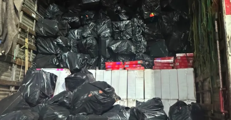 Maringá 98 FM — Aproximadamente 25,9 mil pacotes de cigarros contrabandeados foram apreendidos pela Polícia Rodoviária Federal (PRF) durante uma fiscalização na madrugada deste domingo (23), na BR-230, em Gurinhém, no Agreste da Paraíba. &nbsp; Segundo a PRF, a carga estava sendo transportada em um veículo de carga abordado pelos agentes por volta das 2h, no km 88 da rodovia. Durante a fiscalização, o condutor desceu do caminhão e tentou fugir a pé. Na tentativa de atravessar a pista e passar pelo canteiro central, o homem caiu e sofreu uma lesão aparente no braço. O Serviço de Atendimento Móvel de Urgência (Samu) foi acionado e [&hellip;]