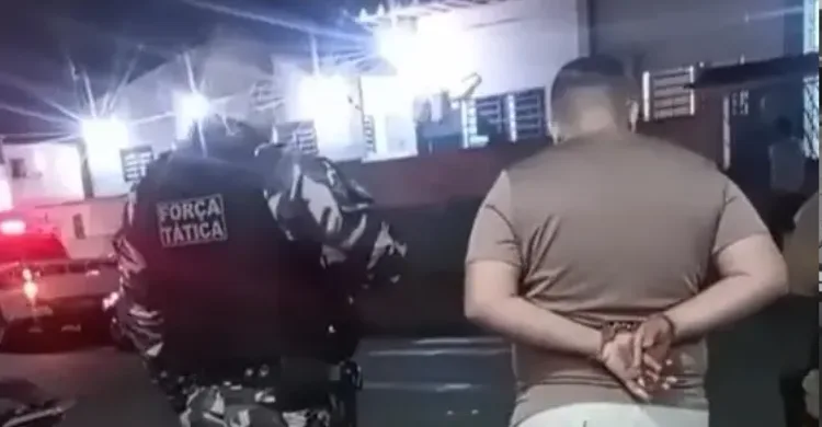 Maringá 98 FM — O ex-vereador Florestan Abreu foi detido, na noite da quinta-feira (13), após tumulto durante sessão ordinária da Câmara Municipal de Pedro Régis, no Litoral Norte da Paraíba. A Polícia Militar foi acionada e a reunião teve que ser encerrada após confusão. O presidente da mesa, Horácio Ferreira pediu que o ex-vereador respeitasse os parlamentares ou deixasse o local, após constantes interferências durante a sessão. No vídeo, ainda disponível no Youtube, o presidente encerra a sessão por bagunça e acusa Florestan de desacato. A reunião foi encerrada após a chegada dos policiais. No vídeo, o presidente encerra a sessão por bagunça e [&hellip;]