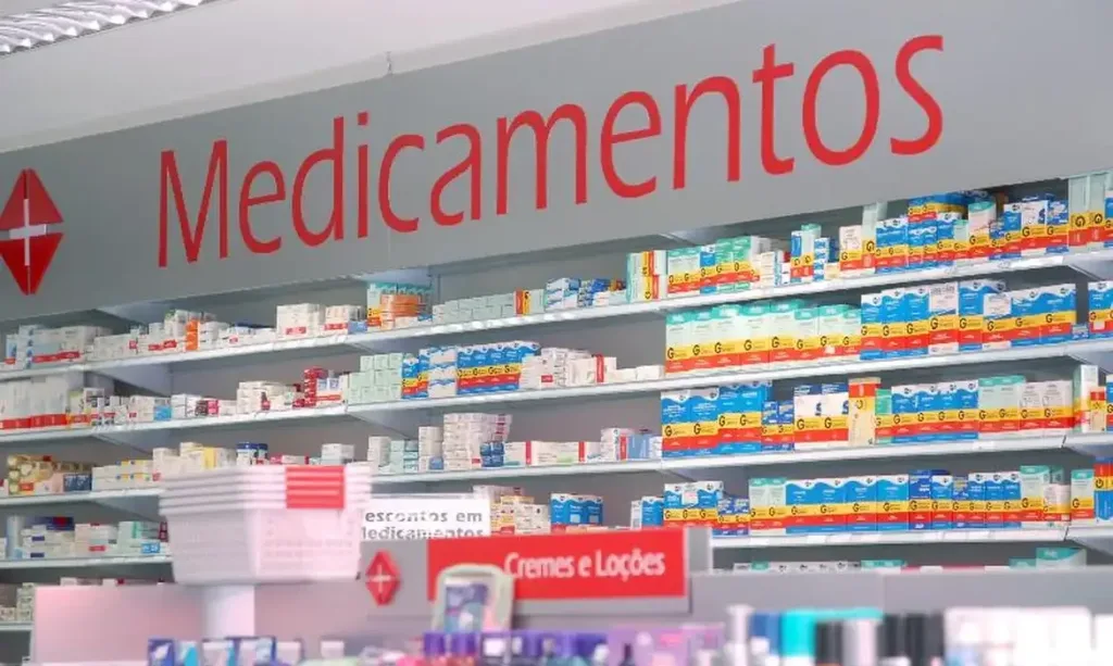 Maringá 98 FM — Uma nova regulamentação do Programa Farmácia Popular, publicada esta semana, prevê a modernização tecnológica, a ampliação do acesso e a melhoria do monitoramento do serviço. Em nota, o Ministério da Saúde informou que um grupo de trabalho vai discutir a oferta de exames de sangue e urina, testes rápidos, teleatendimento e monitoramento terapêutico. Segundo a pasta, também será avaliado o credenciamento de unidades em áreas vulneráveis, considerando critérios como densidade demográfica e priorizando periferias de grandes centros. Para locais com maior dificuldade logística, como regiões ribeirinhas, será estudada a possibilidade de estruturas alternativas para assistência, como unidades volantes ou avançadas de […]