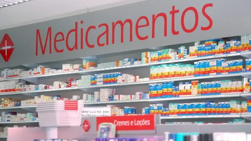 Maringá 98 FM — Uma nova regulamentação do Programa Farmácia Popular, publicada esta semana, prevê a modernização tecnológica, a ampliação do acesso e a melhoria do monitoramento do serviço. Em nota, o Ministério da Saúde informou que um grupo de trabalho vai discutir a oferta de exames de sangue e urina, testes rápidos, teleatendimento e monitoramento terapêutico. Segundo a pasta, também será avaliado o credenciamento de unidades em áreas vulneráveis, considerando critérios como densidade demográfica e priorizando periferias de grandes centros. Para locais com maior dificuldade logística, como regiões ribeirinhas, será estudada a possibilidade de estruturas alternativas para assistência, como unidades volantes ou avançadas de [&hellip;]