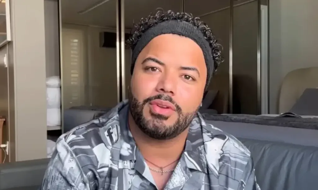 Maringá 98 FM — A Justiça do Trabalho da Paraíba condenou, em primeira instância, o influenciador Hytalo Santos em dois processos movidos por ex-seguranças que trabalharam para ele. A decisão prevê o pagamento de R$ 60 mil em indenizações por danos morais, sendo R$ 30 mil para cada trabalhador. O marido de Hytalo, Israel Vicente, e outras empresas relacionadas ao influenciador também foram responsabilizados solidariamente pelos pagamentos. As decisões do Tribunal Regional do Trabalho da 13ª Região (TRT-13) reconheceram relatos de assédio moral e sexual, além de condições consideradas degradantes de trabalho. Segundo os processos, os dois trabalhadores relataram ter sido vítimas de assédio durante […]