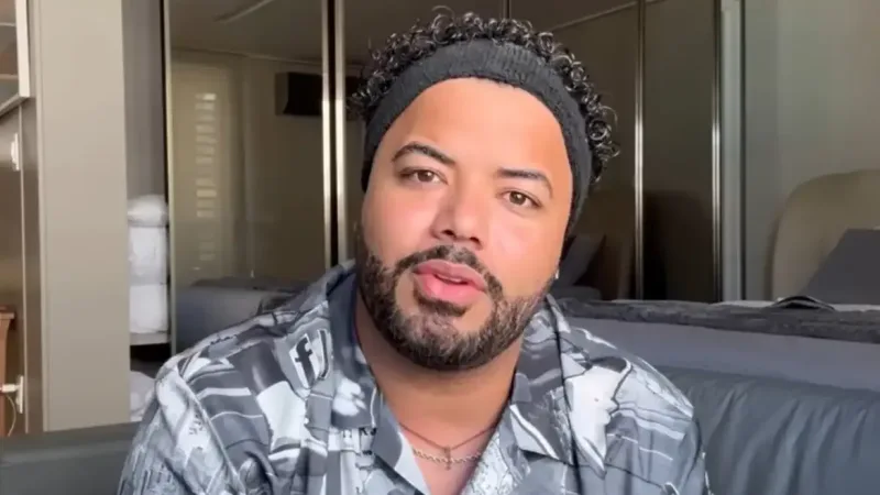 Maringá 98 FM — A Justiça do Trabalho da Paraíba condenou, em primeira instância, o influenciador Hytalo Santos em dois processos movidos por ex-seguranças que trabalharam para ele. A decisão prevê o pagamento de R$ 60 mil em indenizações por danos morais, sendo R$ 30 mil para cada trabalhador. O marido de Hytalo, Israel Vicente, e outras empresas relacionadas ao influenciador também foram responsabilizados solidariamente pelos pagamentos. As decisões do Tribunal Regional do Trabalho da 13ª Região (TRT-13) reconheceram relatos de assédio moral e sexual, além de condições consideradas degradantes de trabalho. Segundo os processos, os dois trabalhadores relataram ter sido vítimas de assédio durante [&hellip;]
