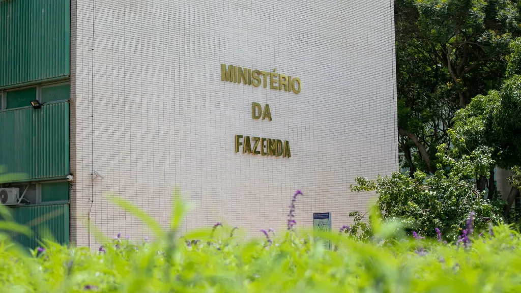 Maringá 98 FM — O Ministério da Fazenda determinou a suspensão da atuação da empresa de apostas esportivas alvo da Polícia Federal, em Campina Grande. A decisão também determina o cancelamento das apostas que estavam em andamento e a devolução dos valores apostados aos usuários. A medida é um dos desdobramentos da Operação Arena, deflagrada na quinta-feira (13), em conjunto com o Ministério Público Federal, a Receita Federal e o Ministério da Fazenda. A ação investiga suspeitos de lavagem de dinheiro e evasão de divisas envolvendo um grupo empresarial ligado ao setor de apostas esportivas, em diferentes estados do Brasil, incluindo a Paraíba. Durante a […]