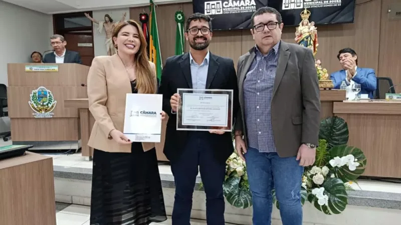 Maringá 98 FM — &nbsp; A Câmara Municipal de Sousa, Casa Otacílio Gomes de Sá, realizou na terça-feira (25), às 17h, sessão solene para conceder o Título de Cidadão Sousense ao médico cardiologista Dr. Jeann Carlos de Oliveira Santiago. A solenidade foi presidida pela vereadora Amanda Silveira (PSB), presidente da Casa, e reconheceu a trajetória profissional e a contribuição do médico para a saúde da região. A propositura foi apresentada pelo ex-vereador e advogado Dr. Adilmar de Sá Gadelha, conhecido como Cacá Gadelha, filho do ex-prefeito de Sousa, Dr. Cozinho Gadelha (in memoriam). Natural de Uiraúna-PB, Jeann Carlos nasceu em 9 de abril de 1990 [&hellip;]