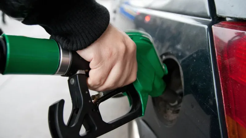 Maringá 98 FM — O Projeto de Lei Complementar (PLP) 114/2026, que reduz tributos federais sobre óleo diesel, biodiesel, gasolina, etanol e querosene de aviação, foi aprovado na noite dessa quarta-feira (12), por 61 votos a 2, no Senado Federal, e agora seguirá para sanção presidencial. Horas antes, o mesmo texto já havia passado pela Câmara dos Deputados, depois que um acordo entre governo e lideranças do Congresso viabilizou o avanço da medida. O principal objetivo do projeto é mitigar os efeitos do aumento dos preços dos combustíveis decorrente da guerra dos Estados Unidos (EUA) contra o Irã no Oriente Médio, que fechou a principal [&hellip;]