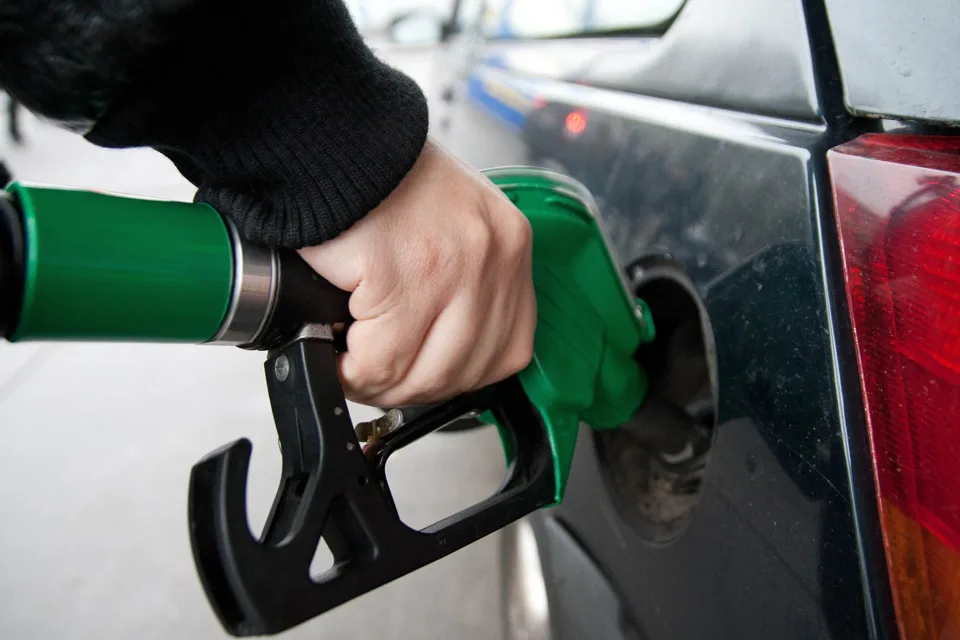 Maringá 98 FM — O Projeto de Lei Complementar (PLP) 114/2026, que reduz tributos federais sobre óleo diesel, biodiesel, gasolina, etanol e querosene de aviação, foi aprovado na noite dessa quarta-feira (12), por 61 votos a 2, no Senado Federal, e agora seguirá para sanção presidencial. Horas antes, o mesmo texto já havia passado pela Câmara dos Deputados, depois que um acordo entre governo e lideranças do Congresso viabilizou o avanço da medida. O principal objetivo do projeto é mitigar os efeitos do aumento dos preços dos combustíveis decorrente da guerra dos Estados Unidos (EUA) contra o Irã no Oriente Médio, que fechou a principal […]
