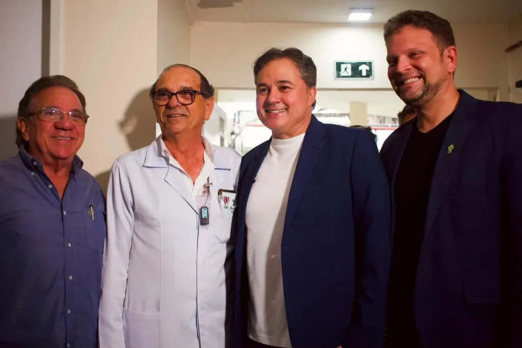 Maringá 98 FM — O senador e candidato ao Governo da Paraíba, Efraim Filho, visitou nesta terça-feira (4) o Hospital Napoleão Laureano, em João Pessoa, para acompanhar de perto os investimentos realizados por meio de emendas parlamentares destinadas ao fortalecimento da assistência oncológica no estado. A agenda foi acompanhada pela esposa, Carol Morais. Durante a visita, Efraim percorreu o Serviço de Imagem da unidade e conheceu equipamentos adquiridos com recursos destinados por seu mandato, entre eles um mamógrafo de última geração, instalado para ampliar a capacidade de diagnóstico e atendimento aos pacientes. A comitiva também acompanhou a estrutura que receberá, em breve, um novo equipamento […]