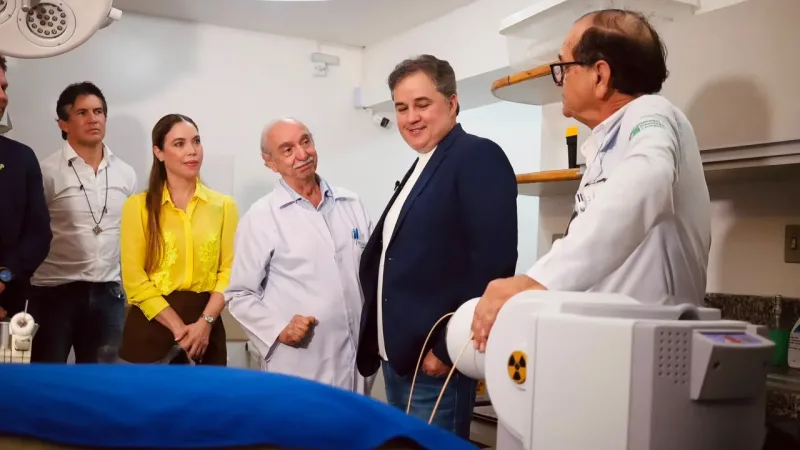 Maringá 98 FM — O senador e candidato ao Governo da Paraíba, Efraim Filho, visitou nesta terça-feira (4) o Hospital Napoleão Laureano, em João Pessoa, para acompanhar de perto os investimentos realizados por meio de emendas parlamentares destinadas ao fortalecimento da assistência oncológica no estado. A agenda foi acompanhada pela esposa, Carol Morais. Durante a visita, Efraim percorreu o Serviço de Imagem da unidade e conheceu equipamentos adquiridos com recursos destinados por seu mandato, entre eles um mamógrafo de última geração, instalado para ampliar a capacidade de diagnóstico e atendimento aos pacientes. A comitiva também acompanhou a estrutura que receberá, em breve, um novo equipamento [&hellip;]