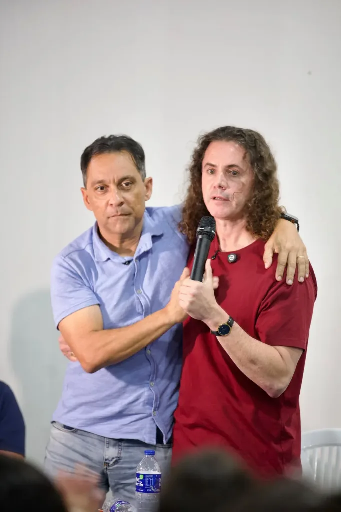 Maringá 98 FM —   O Senador e pré-candidato à reeleição Veneziano Vital do Rêgo (MDB-PB) participou, na noite desta quinta-feira (06), de uma reunião em Lagoa Seca, organizado pelo deputado estadual e pré-candidato à reeleição Fabio Ramalho. A prefeita Michele também participou do encontro. Ao falar aos presentes, Veneziano disse que se apresentará nesta eleição com um portfólio de obras e ações por toda a Paraíba. “Não estarei nesta campanha para comprar consciências. Estaremos propondo renovar nosso mandato porque temos a plena consciência de que fizemos o melhor que podíamos. É para a reflexão de vocês. Quem está se apresentando pra renovar o mandato […]