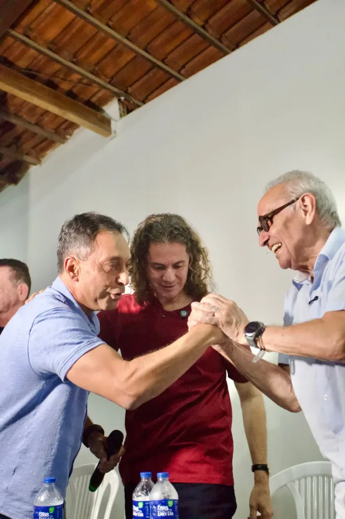 Maringá 98 FM —   O Senador e pré-candidato à reeleição Veneziano Vital do Rêgo (MDB-PB) participou, na noite desta quinta-feira (06), de uma reunião em Lagoa Seca, organizado pelo deputado estadual e pré-candidato à reeleição Fabio Ramalho. A prefeita Michele também participou do encontro. Ao falar aos presentes, Veneziano disse que se apresentará nesta eleição com um portfólio de obras e ações por toda a Paraíba. “Não estarei nesta campanha para comprar consciências. Estaremos propondo renovar nosso mandato porque temos a plena consciência de que fizemos o melhor que podíamos. É para a reflexão de vocês. Quem está se apresentando pra renovar o mandato […]