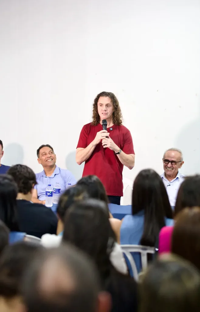 Maringá 98 FM —   O Senador e pré-candidato à reeleição Veneziano Vital do Rêgo (MDB-PB) participou, na noite desta quinta-feira (06), de uma reunião em Lagoa Seca, organizado pelo deputado estadual e pré-candidato à reeleição Fabio Ramalho. A prefeita Michele também participou do encontro. Ao falar aos presentes, Veneziano disse que se apresentará nesta eleição com um portfólio de obras e ações por toda a Paraíba. “Não estarei nesta campanha para comprar consciências. Estaremos propondo renovar nosso mandato porque temos a plena consciência de que fizemos o melhor que podíamos. É para a reflexão de vocês. Quem está se apresentando pra renovar o mandato […]
