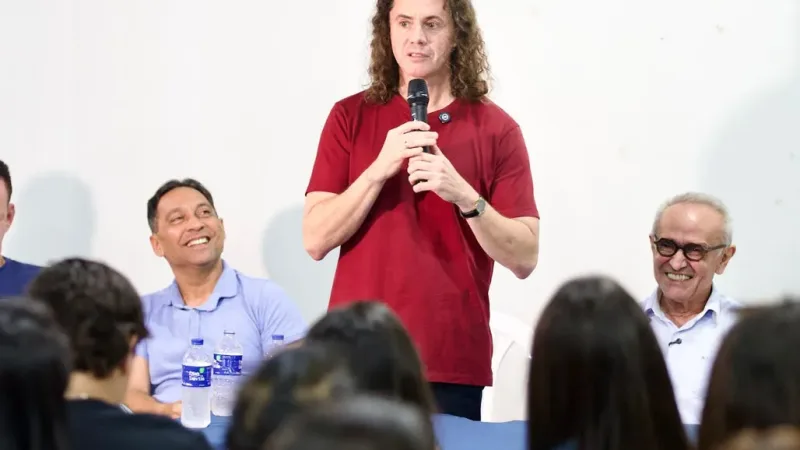 Maringá 98 FM — &nbsp; O Senador e pré-candidato à reeleição Veneziano Vital do Rêgo (MDB-PB) participou, na noite desta quinta-feira (06), de uma reunião em Lagoa Seca, organizado pelo deputado estadual e pré-candidato à reeleição Fabio Ramalho. A prefeita Michele também participou do encontro. Ao falar aos presentes, Veneziano disse que se apresentará nesta eleição com um portfólio de obras e ações por toda a Paraíba. “Não estarei nesta campanha para comprar consciências. Estaremos propondo renovar nosso mandato porque temos a plena consciência de que fizemos o melhor que podíamos. É para a reflexão de vocês. Quem está se apresentando pra renovar o mandato [&hellip;]