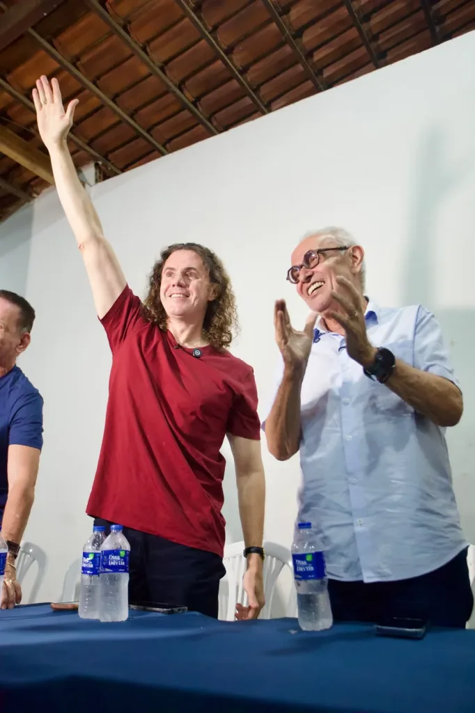 Maringá 98 FM —   O Senador e pré-candidato à reeleição Veneziano Vital do Rêgo (MDB-PB) participou, na noite desta quinta-feira (06), de uma reunião em Lagoa Seca, organizado pelo deputado estadual e pré-candidato à reeleição Fabio Ramalho. A prefeita Michele também participou do encontro. Ao falar aos presentes, Veneziano disse que se apresentará nesta eleição com um portfólio de obras e ações por toda a Paraíba. “Não estarei nesta campanha para comprar consciências. Estaremos propondo renovar nosso mandato porque temos a plena consciência de que fizemos o melhor que podíamos. É para a reflexão de vocês. Quem está se apresentando pra renovar o mandato […]