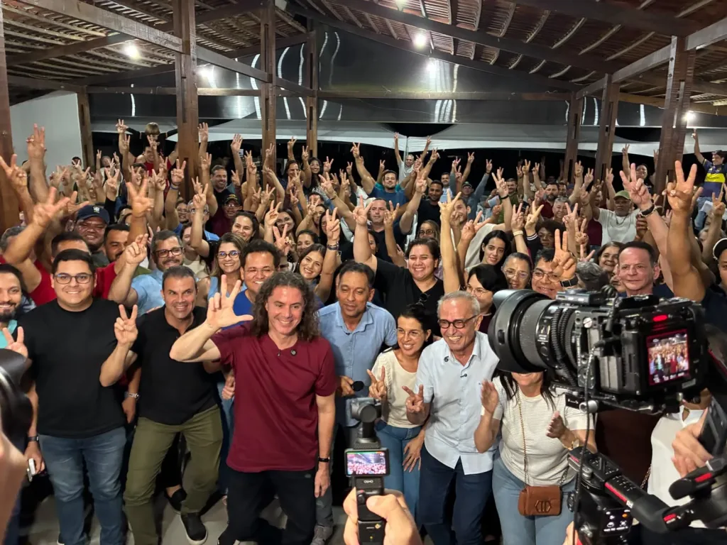 Maringá 98 FM —   O Senador e pré-candidato à reeleição Veneziano Vital do Rêgo (MDB-PB) participou, na noite desta quinta-feira (06), de uma reunião em Lagoa Seca, organizado pelo deputado estadual e pré-candidato à reeleição Fabio Ramalho. A prefeita Michele também participou do encontro. Ao falar aos presentes, Veneziano disse que se apresentará nesta eleição com um portfólio de obras e ações por toda a Paraíba. “Não estarei nesta campanha para comprar consciências. Estaremos propondo renovar nosso mandato porque temos a plena consciência de que fizemos o melhor que podíamos. É para a reflexão de vocês. Quem está se apresentando pra renovar o mandato […]