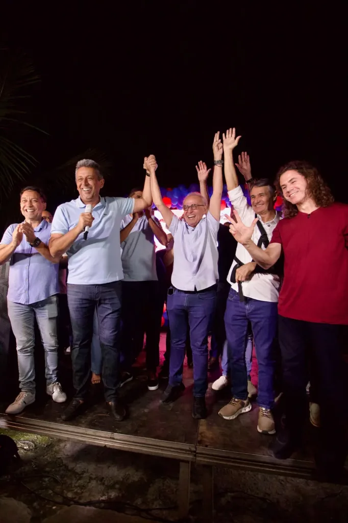 Maringá 98 FM — *Com presença de Veneziano, prefeito de Massaranduba reúne população e anuncia apoio a Cícero Lucena* O prefeito da cidade de Massaranduba, João Costa, reuniu lideranças políticas e a população em geral na noite desta quinta-feira (06) para anunciar que não mais irá apoiar a pré-candidatura de Lucas Ribeiro a governador e que, agora, apoiará o pré-candidato do MDB, Cícero Lucena. O ato foi realizado para que João explicasse os motivos que o fizeram mudar de posição. Segundo ele, o atual governador não cumpriu com o que tinha prometido à cidade, citando algumas ações não concretizadas, como asfaltamento e a estadualização do […]