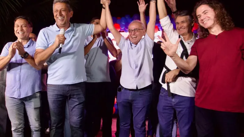 Maringá 98 FM — *Com presença de Veneziano, prefeito de Massaranduba reúne população e anuncia apoio a Cícero Lucena* O prefeito da cidade de Massaranduba, João Costa, reuniu lideranças políticas e a população em geral na noite desta quinta-feira (06) para anunciar que não mais irá apoiar a pré-candidatura de Lucas Ribeiro a governador e que, agora, apoiará o pré-candidato do MDB, Cícero Lucena. O ato foi realizado para que João explicasse os motivos que o fizeram mudar de posição. Segundo ele, o atual governador não cumpriu com o que tinha prometido à cidade, citando algumas ações não concretizadas, como asfaltamento e a estadualização do [&hellip;]