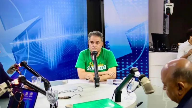 Maringá 98 FM — &nbsp; O senador e candidato ao Governo da Paraíba, Efraim Filho, aceitou o desafio lançado pelo deputado federal Aguinaldo Ribeiro (PP) para um confronto e afirmou que sua postura diante do governador Lucas Ribeiro (PP), durante o debate do último domingo (9), pelo Sistema Arapuan, foi uma reação aos ataques que recebeu. “Será um prazer debater com quem, na verdade, está mandando no governo”, afirmou Efraim, ao comentar a reação de Aguinaldo, que saiu em defesa do sobrinho após se sentir atingido pelas declarações do senador. Efraim afirmou que Lucas Ribeiro iniciou uma série de ofensas, agressões e declarações mentirosas. Tanto [&hellip;]