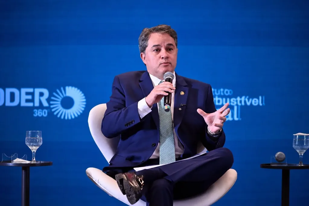 Maringá 98 FM — *“É preciso asfixiar financeiramente o crime organizado para garantir segurança pública”*, diz Efraim O combate ao crime organizado precisa passar também pelo enfrentamento de suas fontes de financiamento. Essa foi a principal mensagem do senador Efraim Filho (PL-PB) durante debate sobre o mercado ilegal de combustíveis, promovido pelo portal Poder360, nesta quarta-feira (12), em Brasília. De acordo com o senador, a infiltração de organizações criminosas em setores estratégicos da economia transformou a sonegação fiscal, as fraudes e o uso de empresas de fachada em uma questão de segurança pública nacional. *“Essa pauta deixou de ser um debate puramente técnico ou tributário. […]