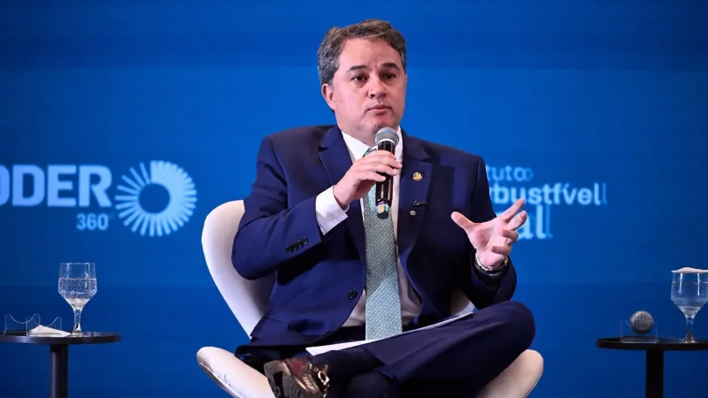 Maringá 98 FM — *“É preciso asfixiar financeiramente o crime organizado para garantir segurança pública”*, diz Efraim O combate ao crime organizado precisa passar também pelo enfrentamento de suas fontes de financiamento. Essa foi a principal mensagem do senador Efraim Filho (PL-PB) durante debate sobre o mercado ilegal de combustíveis, promovido pelo portal Poder360, nesta quarta-feira (12), em Brasília. De acordo com o senador, a infiltração de organizações criminosas em setores estratégicos da economia transformou a sonegação fiscal, as fraudes e o uso de empresas de fachada em uma questão de segurança pública nacional. *“Essa pauta deixou de ser um debate puramente técnico ou tributário. [&hellip;]