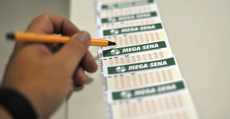 Maringá 98 FM — Setenta e nove apostas realizadas na Paraíba foram premiadas no Concurso 3042 da Mega Sena. Três acertaram cinco números e 76 quadro dezenas. O sorteio foi realizado neste domingo (9), no Espaço da Sorte, em São Paulo. Os números foram: 02, 05, 10, 35, 40 e 53. Uma aposta de Esperança que acertou a quina vai embolsar R$45.855,02 por ter jogado sete números. As outras duas, de João Pessoa, receberão cada uma a quantia de R$22.927,51. Entre apostas que acertaram a quadra, uma de dez números realizada em João Pessoa vai receber R$10.598,00. Outra de São João do Rio do Peixe [&hellip;]