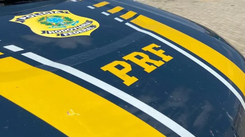 Maringá 98 FM — &nbsp; &nbsp; m adolescente de 16 anos morreu em um acidente envolvendo uma motocicleta e um caminhão, na noite desta quarta-feira (5), em Marizópolis, no Sertão paraibano. A Polícia Rodoviária Federal (PRF) informou que os veículos colidiram quando trafegavam pelo Km 477 da BR-230. O condutor da motocicleta não resistiu aos ferimentos e morreu no local. Outro adolescente de 16 anos que também seguia no veículo menor como passageiro sofreu lesões leves. O motorista do caminhão se evadiu do local. As causas do acidente serão investigadas pela Polícia Civil. &nbsp; &nbsp; Fonte: MaisPB