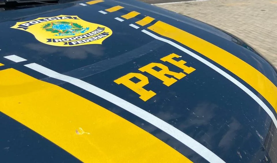 Maringá 98 FM — m adolescente de 16 anos morreu em um acidente envolvendo uma motocicleta e um caminhão, na noite desta quarta-feira (5), em Marizópolis, no Sertão paraibano. A Polícia Rodoviária Federal (PRF) informou que os veículos colidiram quando trafegavam pelo Km 477 da BR-230. O condutor da motocicleta não resistiu aos ferimentos e morreu no local. Outro adolescente de 16 anos que também seguia no veículo menor como passageiro sofreu lesões leves. O motorista do caminhão se evadiu do local. As causas do acidente serão investigadas pela Polícia Civil. Fonte: MaisPB