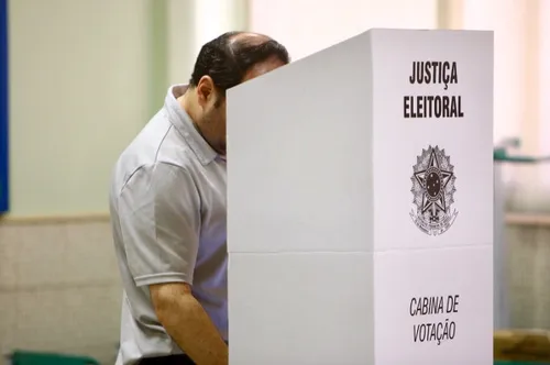 Maringá 98 FM — Eleitores com dificuldade de locomoção de pelo menos 111 municípios da Paraíba terão transporte gratuito no dia das Eleições 2026. A ação vai acontecer por meio do projeto “Seu Voto Importa”, do Tribunal Regional Eleitoral (TRE-PB), e foi confirmada pelo presidente do órgão, o desembargador Márcio Murilo da Cunha Ramos, em entrevista  nesta segunda-feira (10). Segundo o presidente do TRE-PB, 111 cidades localizadas no interior do estado, onde há dificuldade de circulação por meios como transporte por aplicativo, serão beneficiadas. Os transportes serão cedidos por meio de convênios, planejados de forma conjunta com a prefeituras municipais ou com outros órgãos, ainda [&hellip;]