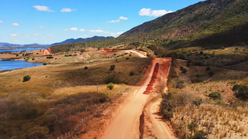 Maringá 98 FM — O Departamento de Estradas de Rodagem da Paraíba (DER-PB) está executando obras de implantação, pavimentação e sinalização da estrada vicinal que interliga a Comunidade Bom Jesus/Engenheiro Ávido/Carrapateira, com uma extensão de 16,2 quilômetros. No trecho, localizado nos municípios de Cajazeiras e São José de Piranhas, no alto Sertão do Estado, estão sendo investidos, com recursos próprios, o valor de R$ 50.570.548,66, contemplando uma população de mais de 82 mil habitantes dos dois municípios sertanejo. A obra, de acordo com informações do gestor Lucas Arruda, tem previsão para ser concluída em novembro de 2028. Atualmente, estão sendo executados os serviços de escavação [&hellip;]