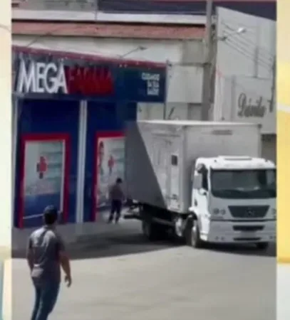 Maringá 98 FM — Um caminhão com problemas no sistema de freio desceu uma ladeira e atropelou uma mulher. O caso aconteceu na tarde dessa terça-feira (11) no município de Paulista, no Sertão paraibano. A vítima teve fratura exposta na perna direita. De acordo com a repórter Zenaide Ferreira, da TV Correio, a mulher estava em frente à uma farmácia quando o caminhão, que estava parado, apresentou problemas. O veículo desceu uma ladeira e atingiu a vítima. O impacto contra a mulher só não foi maior porque o caminhão bateu na parede da loja. A vítima sofreu fratura exposta na perna direita, além de arranhões [&hellip;]