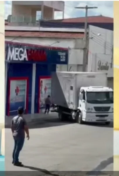 Maringá 98 FM — Um caminhão com problemas no sistema de freio desceu uma ladeira e atropelou uma mulher. O caso aconteceu na tarde dessa terça-feira (11) no município de Paulista, no Sertão paraibano. A vítima teve fratura exposta na perna direita. De acordo com a repórter Zenaide Ferreira, da TV Correio, a mulher estava em frente à uma farmácia quando o caminhão, que estava parado, apresentou problemas. O veículo desceu uma ladeira e atingiu a vítima. O impacto contra a mulher só não foi maior porque o caminhão bateu na parede da loja. A vítima sofreu fratura exposta na perna direita, além de arranhões […]