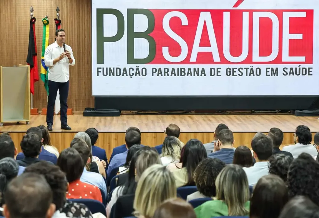 Maringá 98 FM — O governador Lucas Ribeiro participou, na manhã desta segunda-feira (3), em João Pessoa, da solenidade de acolhimento aos novos servidores da Fundação Paraibana de Gestão em Saúde (PB Saúde). Ao todo, foram integrados 117 candidatos aprovados e convocados no segundo concurso público da Fundação, criada há cinco anos, fortalecendo os serviços prestados pelo Sistema Único de Saúde (SUS) à população, em áreas como assistência social, enfermagem, farmácia, fisioterapia, nutrição, psicologia e radiologia. Desde a homologação do concurso, realizado em 2024, a PB Saúde já convocou 733 candidatos, o que representa 52% das 1.410 vagas destinadas à contratação imediata, previstas no edital. […]