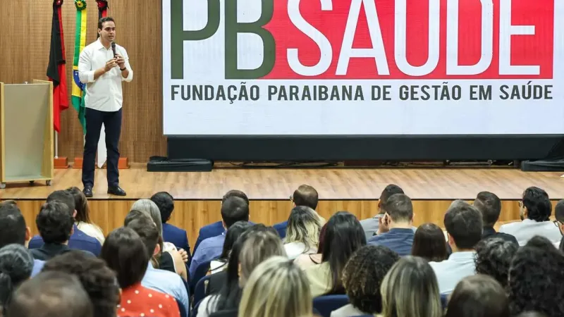 Maringá 98 FM — O governador Lucas Ribeiro participou, na manhã desta segunda-feira (3), em João Pessoa, da solenidade de acolhimento aos novos servidores da Fundação Paraibana de Gestão em Saúde (PB Saúde). Ao todo, foram integrados 117 candidatos aprovados e convocados no segundo concurso público da Fundação, criada há cinco anos, fortalecendo os serviços prestados pelo Sistema Único de Saúde (SUS) à população, em áreas como assistência social, enfermagem, farmácia, fisioterapia, nutrição, psicologia e radiologia. Desde a homologação do concurso, realizado em 2024, a PB Saúde já convocou 733 candidatos, o que representa 52% das 1.410 vagas destinadas à contratação imediata, previstas no edital. [&hellip;]