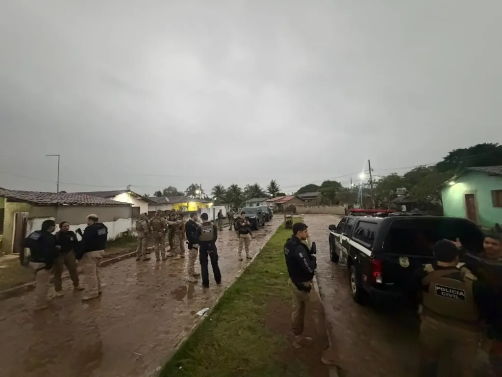 Maringá 98 FM — A Polícia Civil da Paraíba cumpriu 29 dos 34 mandados de prisão expedidos pela Justiça durante a Operação Lótus, deflagrada na manhã desta terça-feira (4) para desarticular organizações criminosas envolvidas em homicídios no Vale do Paraíba. Do total de prisões, 19 foram realizadas em unidades prisionais, contra investigados que já estavam custodiados. A operação é resultado de uma investigação que levou à elucidação de 14 homicídios registrados nas cidades de Itabaiana e Pilar, todos ligados à disputa por território entre facções criminosas. Além das prisões, a Polícia Civil apreendeu uma submetralhadora, uma pistola calibre .40 e um veículo utilizado em uma […]