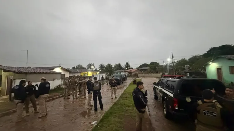 Maringá 98 FM — A Polícia Civil da Paraíba cumpriu 29 dos 34 mandados de prisão expedidos pela Justiça durante a Operação Lótus, deflagrada na manhã desta terça-feira (4) para desarticular organizações criminosas envolvidas em homicídios no Vale do Paraíba. Do total de prisões, 19 foram realizadas em unidades prisionais, contra investigados que já estavam custodiados. A operação é resultado de uma investigação que levou à elucidação de 14 homicídios registrados nas cidades de Itabaiana e Pilar, todos ligados à disputa por território entre facções criminosas. Além das prisões, a Polícia Civil apreendeu uma submetralhadora, uma pistola calibre .40 e um veículo utilizado em uma [&hellip;]
