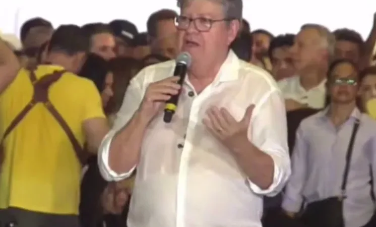 Maringá 98 FM — &nbsp; O candidato ao senado pelo PSB, João Azevedo, ironizou a mudança no discurso do candidato a governador pela oposição, Cícero Lucena (MDB), que teria trocado a expressão de que a Paraíba precisaria de “mudança”, para afirmar que o estado agora “vai melhorar”. “Antes falava que o nosso governo não funcionava, mas os números são tão grandes, são tão impactantes que o discurso mudou, e o discurso passou a ser vamos melhorar. É claro que nós sabemos como melhorar, como subir o sarrafo, porque, na verdade, quem vai fazer isso é o cidadão chamado Lucas Ribeiro”, afirmou. João Azevedo listou ainda ações e programas [&hellip;]