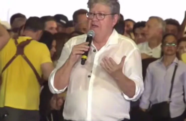 Maringá 98 FM —   O candidato ao senado pelo PSB, João Azevedo, ironizou a mudança no discurso do candidato a governador pela oposição, Cícero Lucena (MDB), que teria trocado a expressão de que a Paraíba precisaria de “mudança”, para afirmar que o estado agora “vai melhorar”. “Antes falava que o nosso governo não funcionava, mas os números são tão grandes, são tão impactantes que o discurso mudou, e o discurso passou a ser vamos melhorar. É claro que nós sabemos como melhorar, como subir o sarrafo, porque, na verdade, quem vai fazer isso é o cidadão chamado Lucas Ribeiro”, afirmou. João Azevedo listou ainda ações e programas […]