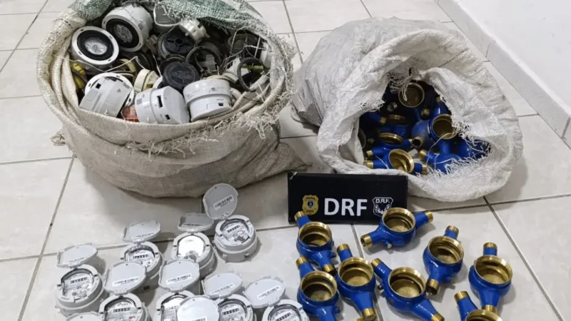 Maringá 98 FM — Um funcionário de uma empresa terceirizada que presta serviços à Cagepa foi preso suspeito de furtar hidrômetros do estoque da companhia, em Patos, no Sertão da Paraíba. A prisão ocorreu durante uma ação da Polícia Civil na última sexta-feira (21). Segundo a investigação, o suspeito aproveitava a condição de funcionário para retirar os equipamentos do estoque sem levantar suspeitas. Em depoimento, ele afirmou que retirava, no máximo, dois hidrômetros de cada caixa com dez unidades. Durante a abordagem, os policiais encontraram cerca de 80 hidrômetros dentro do veículo do investigado. Os equipamentos estariam preparados para serem vendidos como sucata, com o [&hellip;]