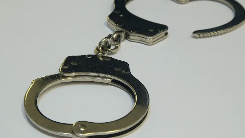 Maringá 98 FM — Dois homens suspeitos de envolvimento em roubo em um posto de combustíveis localizado às margens da BR-230, na zona rural de Condado, no Sertão da Paraíba. O roubo ocorreu, na madrugada da segunda-feira (10), e prisão ocorreu horas depois. De acordo com a Polícia Militar, os suspeitos armados chegaram ao posto em uma motocicleta, e levaram dinheiro e um aparelho celular. A ação foi registrada pelo sistema de videomonitoramento do local. Nas imagens, foi possível identificar que um dos suspeitos utilizava tornozeleira eletrônica. As diligências foram iniciadas e, na tarde da segunda-feira (10), o homem foi localizado em um bar em Malta. [&hellip;]