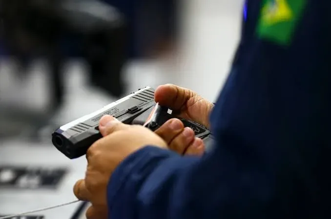 Maringá 98 FM — A Prefeitura de Araruna, município do Curimataú paraibano, virou alvo de um inquérito civil por gastar R$ 104.872,00 na contratação de uma empresa de segurança clandestina. O inquérito foi instaurado pelo Ministério Público da Paraíba (MPPB) e divulgado no Diário Eletrônico da instituição. Segundo o MPPB, a contratação da empresa foi denunciada pela Polícia Federal. Posteriormente, a própria Polícia Federal determinou o encerramento definitivo das atividades da empresa para serviços de segurança, por conta da atuação clandestina no município. Ainda segundo o MPPB, o contrato entre a Prefeitura e a empresa permanece ativo, gerando risco contínuo ao erário e à segurança [&hellip;]