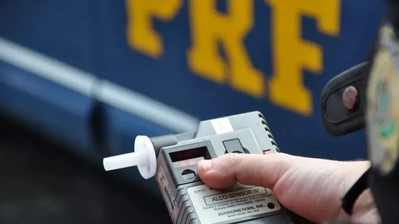 Maringá 98 FM — O Contran (Conselho Nacional de Trânsito) aprovou, nesta segunda-feira (17), uma nova regulamentação para os procedimentos de fiscalização da Lei Seca. A norma atualiza regras em vigor desde 2013 e estabelece critérios para a identificação de álcool e de outras substâncias psicoativas durante as abordagens de trânsito. Uma das principais mudanças é a criação de uma etapa de triagem nas operações de fiscalização. Nessa fase, os agentes poderão utilizar o pré-teste ou o teste passivo de alcoolemia para verificar possíveis sinais da presença de álcool. O resultado dessa primeira avaliação terá caráter orientativo e, sozinho, não poderá ser usado para autuar [&hellip;]