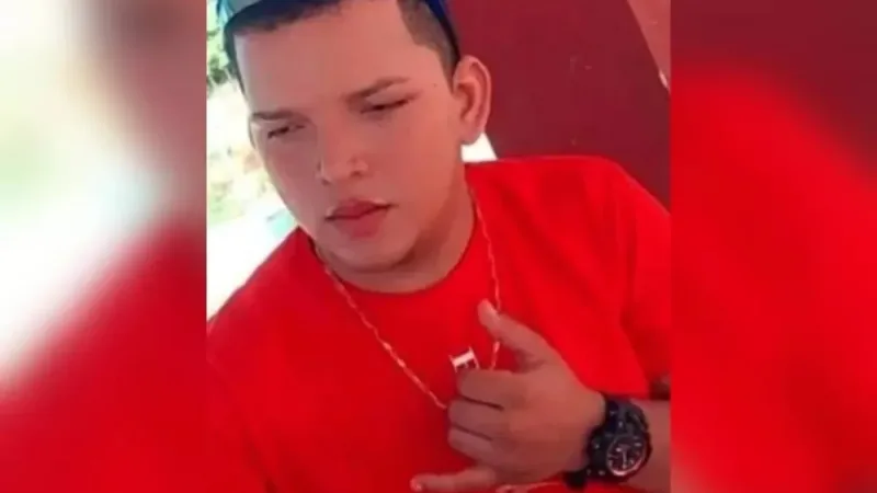 Maringá 98 FM — &nbsp; Um jovem identificado como Mateus Pereira da Silva, de 26 anos, foi encontrado morto na manhã deste sábado (22), dentro da residência onde morava, no bairro Pôr do Sol, em Cajazeiras, no Sertão da Paraíba. Segundo as informações iniciais, Mateus estava sozinho em casa no momento do ocorrido. Os pais do jovem estariam viajando para Recife, onde realizariam tratamento de saúde. A Polícia Militar foi acionada e esteve no imóvel para atender à ocorrência e realizar os primeiros procedimentos. Conforme os relatos preliminares, o corpo não apresentava, aparentemente, sinais de violência. Ainda assim, foi encaminhado ao Instituto de Perícia Científica (IPC), [&hellip;]
