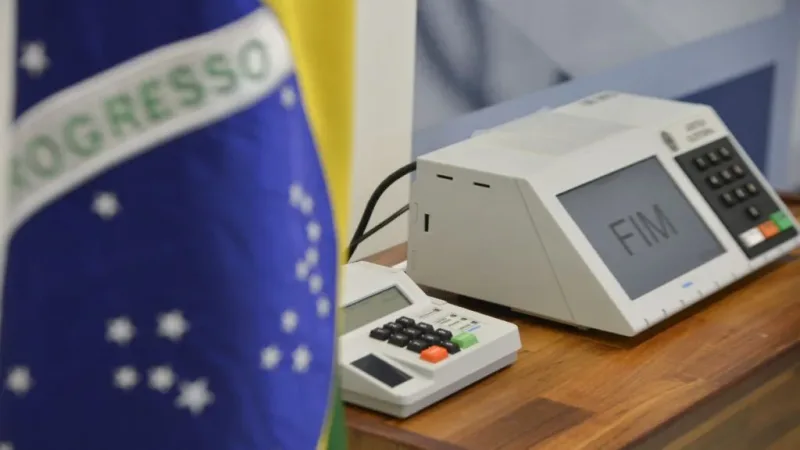 Maringá 98 FM — Os candidatos ao Senado na Paraíba já receberam, juntos, R$ 444,5 mil. Os dados foram conferidos pelo Portal Correio nesta terça-feira (25) no site Divulgação de Candidaturas e Contas Eleitorais, sistema do Tribunal Superior Eleitoral (TSE), que traz informações sobre os candidatos que vão disputar o pleito deste ano. Conforme o sistema do TSE, R$ 540.997,00 em despesas já foram contratadas pelos candidatos ao Senado. Até a publicação desta matéria, o candidato que mais recebeu doações foi o ex-governador João Azevêdo (PSB), com R$ 350 mil. Já o que mais contratou despesas foi Veneziano Vital do Rêgo (MDB), com R$ 537.997,00. [&hellip;]