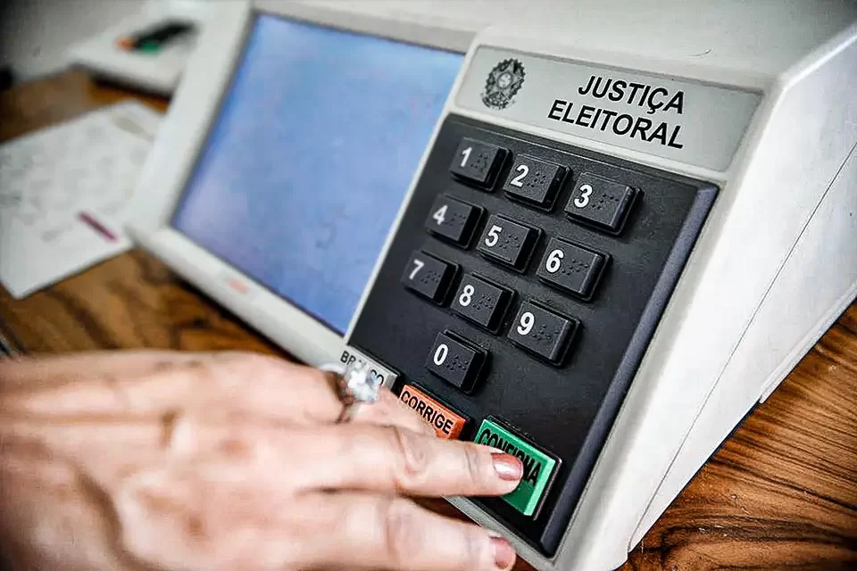 Maringá 98 FM — Quem precisar votar fora da cidade onde possui domicílio eleitoral nas eleições de outubro tem até 20 de agosto para solicitar a habilitação para o voto em trânsito. O pedido pode ser feito pela internet, na página do Tribunal Superior Eleitoral (TSE), ou presencialmente nos cartórios eleitorais de todo o país. O voto em trânsito permite ao eleitor votar fora de sua cidade no dia do pleito. A solicitação pode ser realizada para cada turno em cidades diferentes. Pela internet, o eleitor deve acessar o Autoatendimento Eleitoral do TSE e selecionar a opção “Fazer Transferência temporária do local de votação”. Depois, é necessário preencher os dados solicitados, consultar os locais […]
