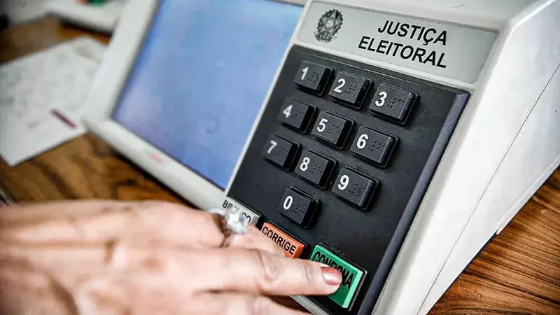 Maringá 98 FM — Quem precisar votar fora da cidade onde possui domicílio eleitoral nas eleições de outubro tem até 20 de agosto para solicitar a habilitação para o voto em trânsito. O pedido pode ser feito pela internet, na página do Tribunal Superior Eleitoral (TSE), ou presencialmente nos cartórios eleitorais de todo o país. O voto em trânsito permite ao eleitor votar fora de sua cidade no dia do pleito. A solicitação pode ser realizada para cada turno em cidades diferentes. Pela internet, o eleitor deve acessar o Autoatendimento Eleitoral do TSE e selecionar a opção “Fazer Transferência temporária do local de votação”. Depois, é necessário preencher os dados solicitados, consultar os locais [&hellip;]