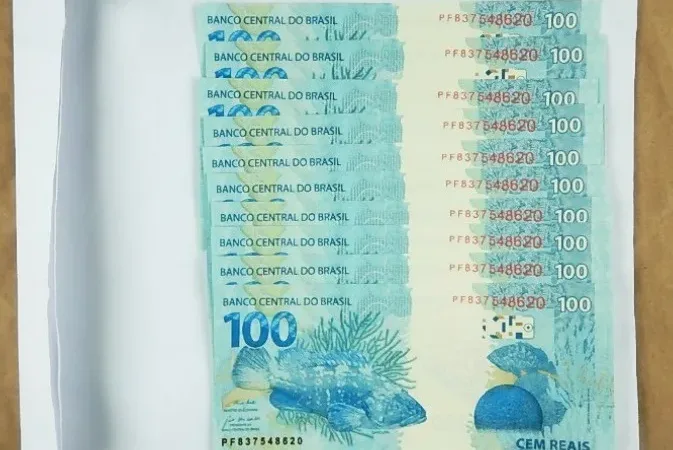 Maringá 98 FM — Uma operação da Polícia Federal apreendeu R$ 1 mil em cédulas falsas. O dinheiro falsificado seria entregue na casa de um homem morador de Campina Grande. De acordo com a Polícia Federal, a operação se chama Cara ou Coroa. A investigação teve início com a interceptação de uma encomenda destinada ao investigado, contendo R$ 1 mil em cédulas falsificadas. Um mandado de busca e apreensão expedido pela 16ª Vara Federal da Paraíba foi cumprido na residência do destinatário, em Campina Grande. O Juízo Federal também determinou a quebra do sigilo telemático do investigado. Ainda segundo a polícia, o investigado deve responder [&hellip;]