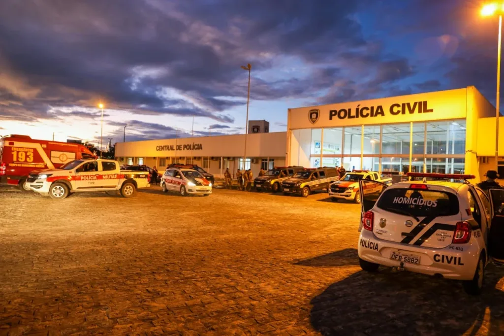 Maringá 98 FM — A Polícia Civil da Paraíba prendeu, na manhã desta terça-feira (18), o proprietário da empresa de jogos durante uma operação integrada com a Polícia Civil de Mato Grosso do Sul. O homem é investigado por suspeita de exploração de jogos de azar, associação criminosa e lavagem de dinheiro. A prisão aconteceu em um hotel localizado no bairro de Manaíra, em João Pessoa. A operação cumpriu quatro mandados de busca e apreensão e uma ordem de prisão preventiva. Três buscas ocorreram na capital paraibana e uma em Campina Grande. Os endereços localizados em João Pessoa ficam nos bairros do Bessa, Aeroclube e Altiplano. O quarto imóvel fica em Campina Grande. Computadores, […]