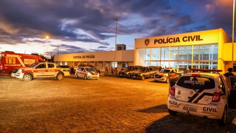 Maringá 98 FM — A Polícia Civil da Paraíba prendeu, na manhã desta terça-feira (18), o proprietário da empresa de jogos durante uma operação integrada com a Polícia Civil de Mato Grosso do Sul. O homem é investigado por suspeita de exploração de jogos de azar, associação criminosa e lavagem de dinheiro. A prisão aconteceu em um hotel localizado no bairro de Manaíra, em João Pessoa. A operação cumpriu quatro mandados de busca e apreensão e uma ordem de prisão preventiva. Três buscas ocorreram na capital paraibana e uma em Campina Grande. Os endereços localizados em João Pessoa ficam nos bairros do Bessa, Aeroclube e Altiplano. O quarto imóvel fica em Campina Grande. Computadores, [&hellip;]