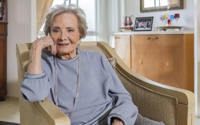 Maringá 98 FM — &nbsp; &nbsp; A dramaturgia brasileira perdeu um de seus maiores nomes nessa terça-feira (18). A atriz Glória Menezes faleceu aos 91 anos em sua residência, no Rio de Janeiro. Com uma carreira consolidada ao longo de mais de seis décadas, a artista colecionou papéis marcantes nos palcos, no cinema e na televisão. Nascida em Pelotas (RS), Nilcedes Soares de Magalhães, seu nome de registro, iniciou os estudos na Escola de Arte Dramática da USP. Sua trajetória profissional inclui momentos históricos da cultura nacional, como a participação no longa-metragem O Pagador de Promessas (1962) e o protagonismo em 2-5499 Ocupado (1963), a [&hellip;]